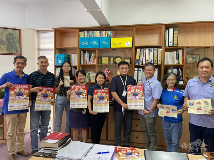 華仁中學師長與新山留臺同學會代表及峇株留臺同學會代表合影