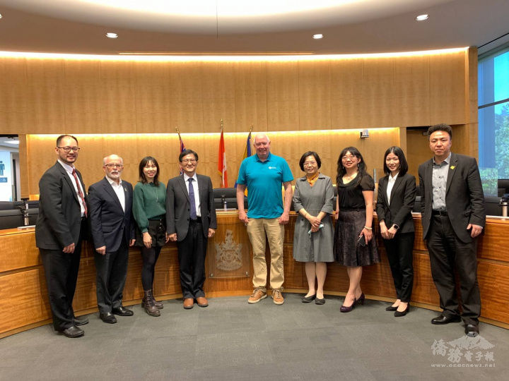 左起：Jeffrey Yu先生、Pietro Calendino市議員、李郁芩老師、王昭雄副校長、Mike Hurley市長、駐溫哥華台北經濟文化辦事處副處長陳淑姿大使、Jeango Li女士、Emily Feng女士、James Wang市議員