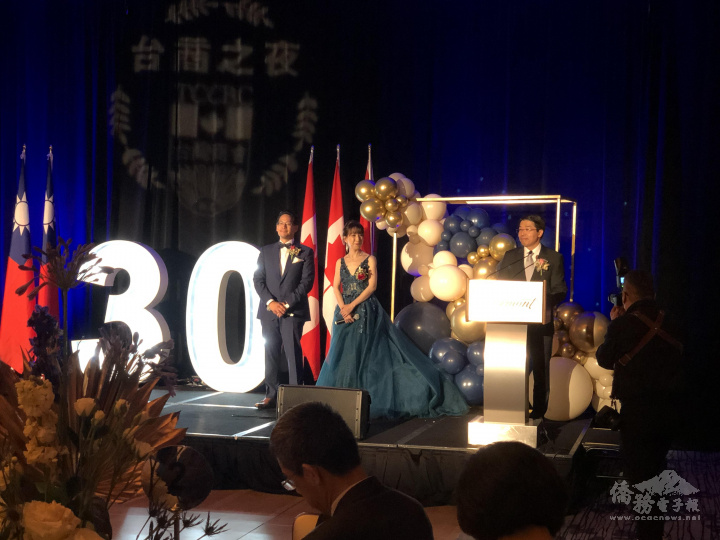 駐加拿大代表處大使陳文儀(右)致詞