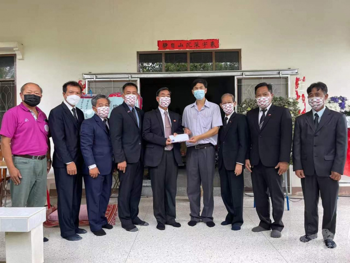 清萊華校教師公會會長王紹章等代表向李董事長家屬送上慰問金情景