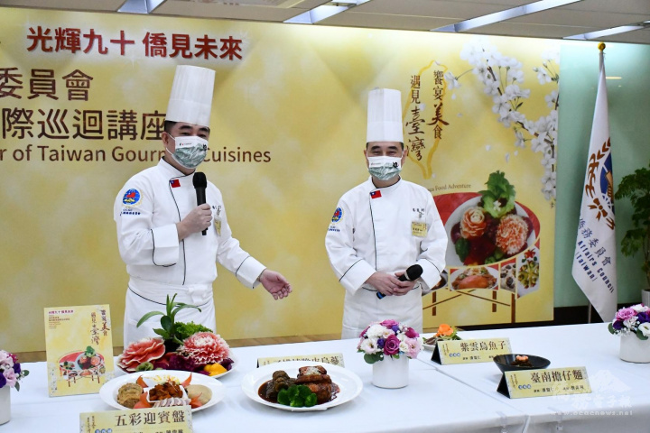 美東線巡迴講座主廚潘盟仁(左)、蔡萬利(右)展示教學主菜及介紹料理特色