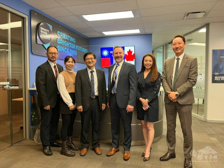 左起：Jeffrey Yu先生、李郁芩老師、王昭雄副校長、SSC的Victor Tesan校長、SSC的Isabella Song國際副校長和Andy Hwang國際長