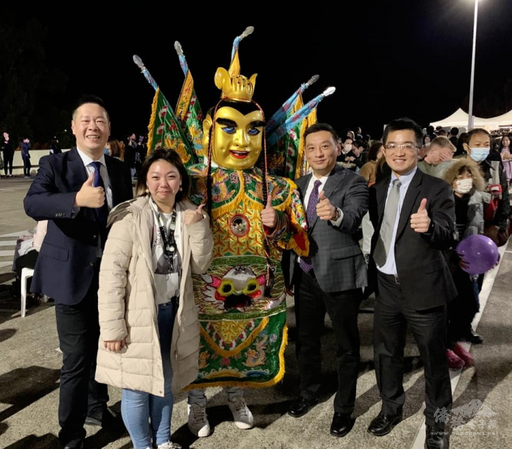 陶令文與三太子及貴賓合影