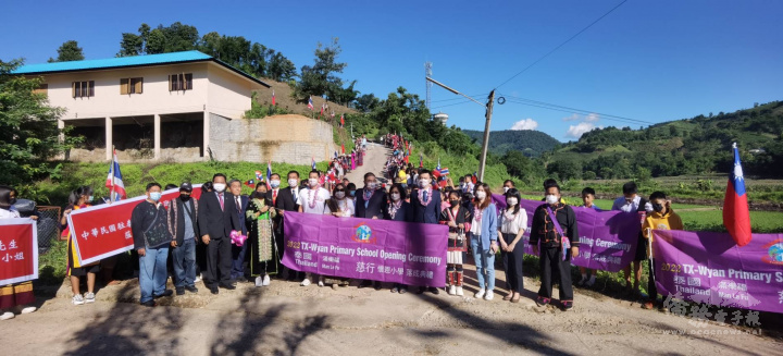 慈行基金會捐建泰北華校受師生家長村民歡迎
