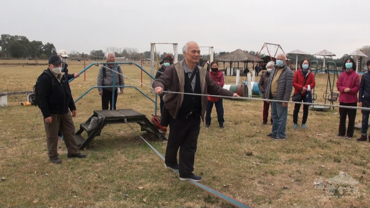 僑胞走索繩橋的遊戲來測驗平衡能力