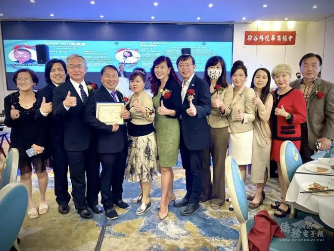 新舊任會長和與會貴賓合影(左1僑務諮詢委員林身影、右5文教中心主任莊雅淑、右4僑務委員魏德珍、右3僑務委員呂玉貞、右2僑務諮詢委員林美蓮)