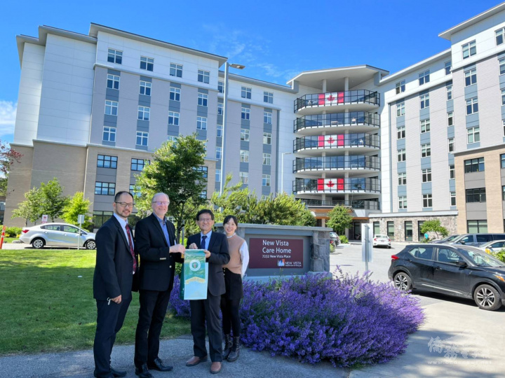 左起：Jeffrey Yu先生、The New Vista Society的Darin Froese執行長、王昭雄副校長、李郁芩老師