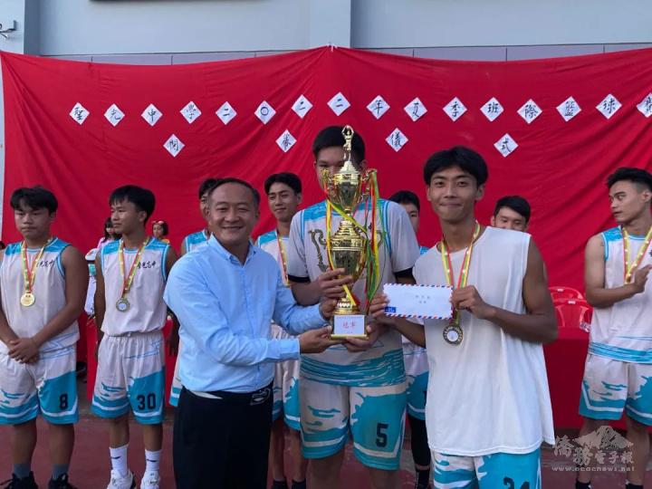 聖光中學校長李明昌頒發中學男子組冠軍隊伍高中三年級聖光高中隊獎盃(圖片來源：聖光中學官網)