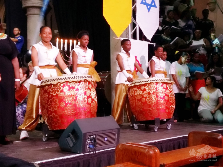 宋坤傳藝遠到非洲教導當地弱勢女性，組成表演藝術團隊