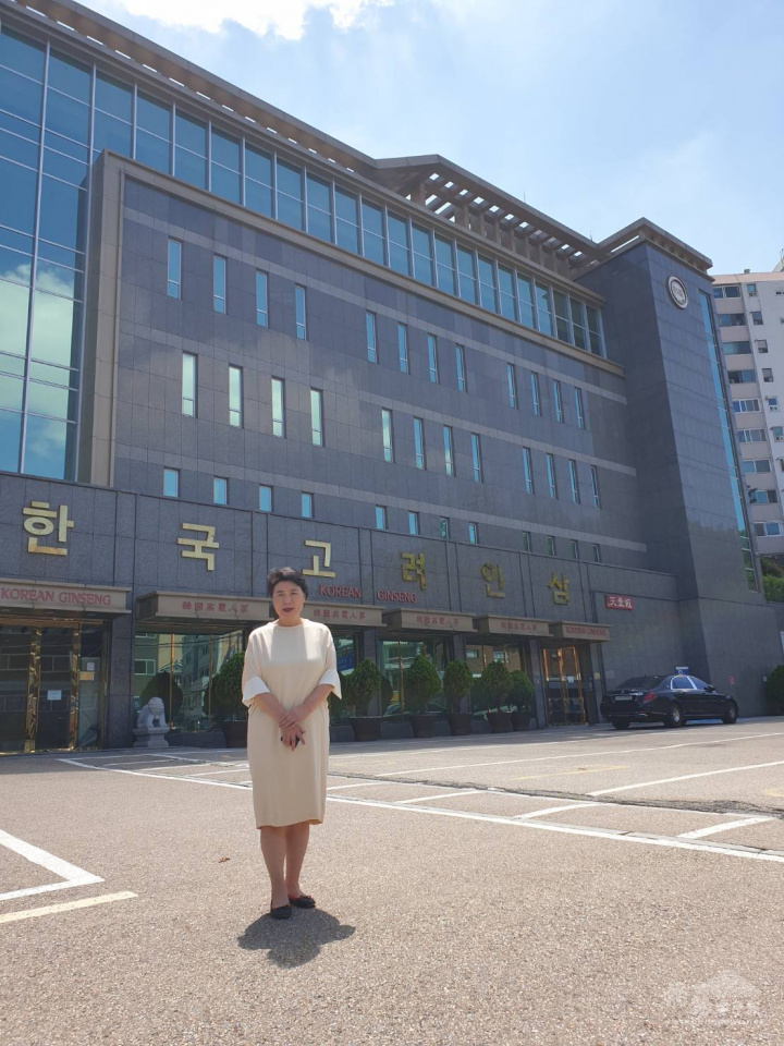 崔愛英經營和昌土產(株)，事業有成，熱心公益