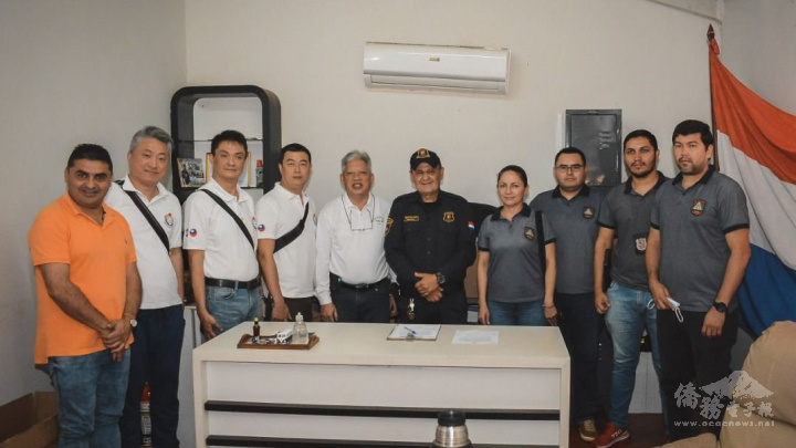 東方市中華會館成員與掃黑小組及市警局交通隊警員共同合影（東方市市政府提供）