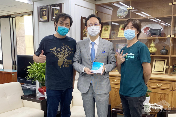OCAC Minister Tung Chen-yuan pictured with The Chairman Ji Dong and Bai Dong.