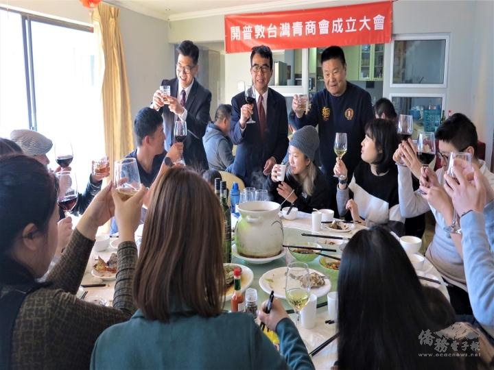 左至右：王亞凡、林映佐、王國揚逐桌敬酒