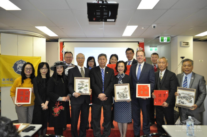 處長范惠君、主任施博祥、總會長柯文耀及歷任總會長與昆州代表合影