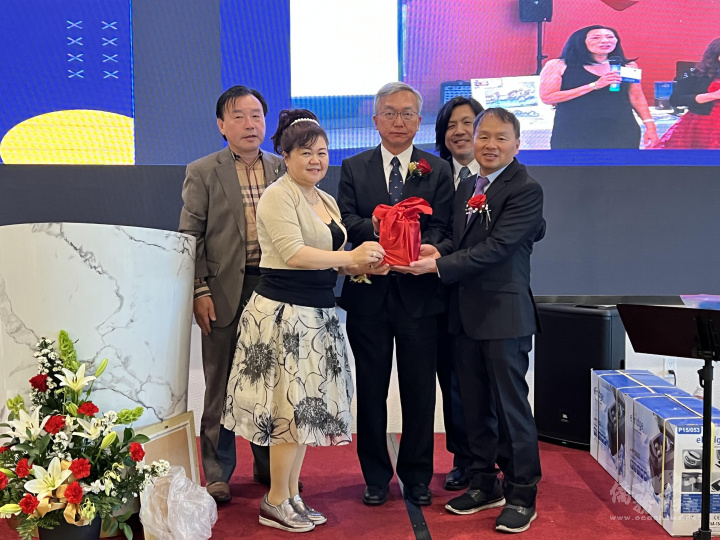 朱永昌(中)監交，陳健芬(左二)將印信交給長吳澄宜(右)