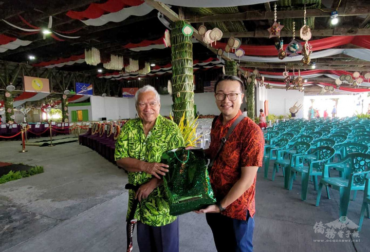 臺鄉會副會長僑務促進委員林哲緯致贈大酋長賀禮