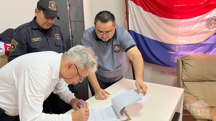 東方市中華會館理事長司徒梓明簽署移捐文件（施宜宏提供）