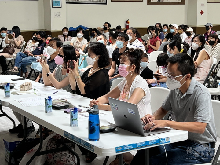 評審老師專心聆聽