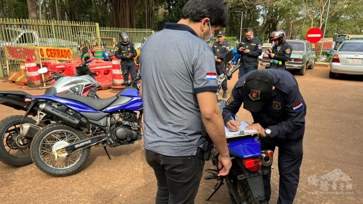 掃黑小組及市警局交通隊簽署過戶相關文件（施宜宏提供）