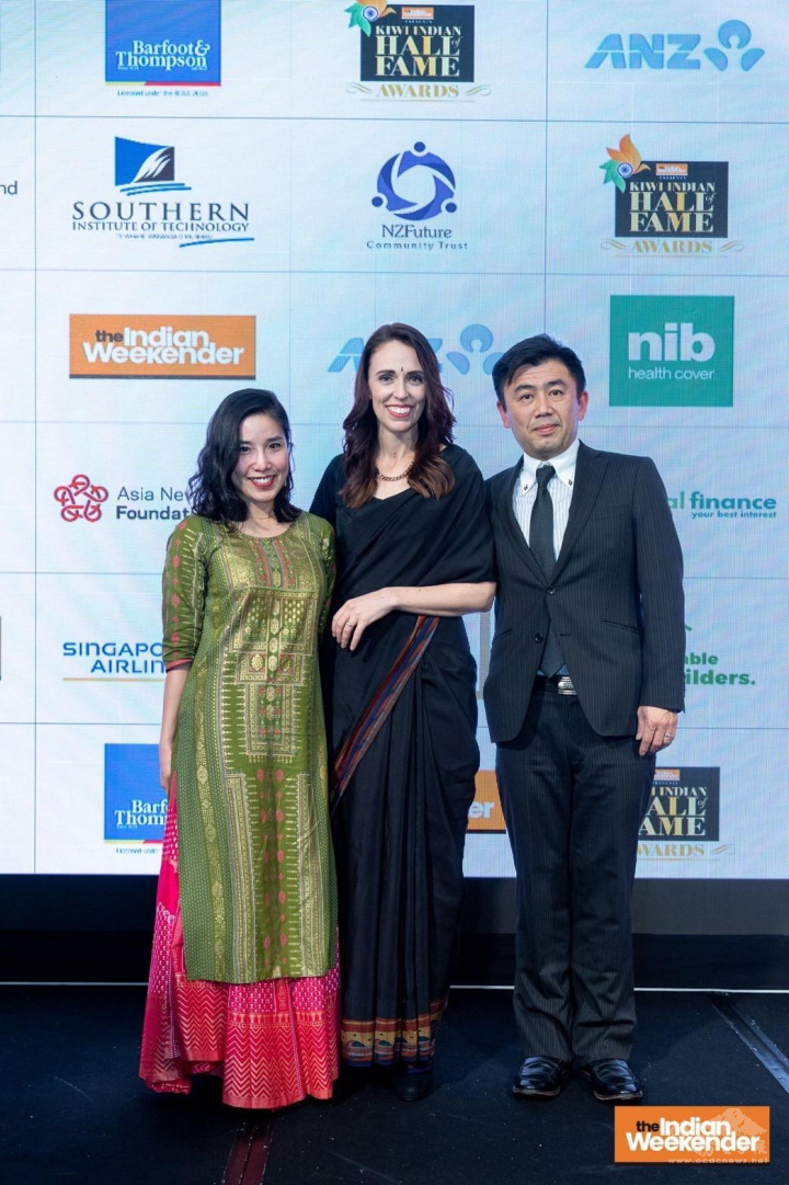 紐西蘭未來社區信託基金會主席周嘉煌（右1）受邀參加Indian Weekender活動與紐西蘭總理Jacinda Arden（中）合影