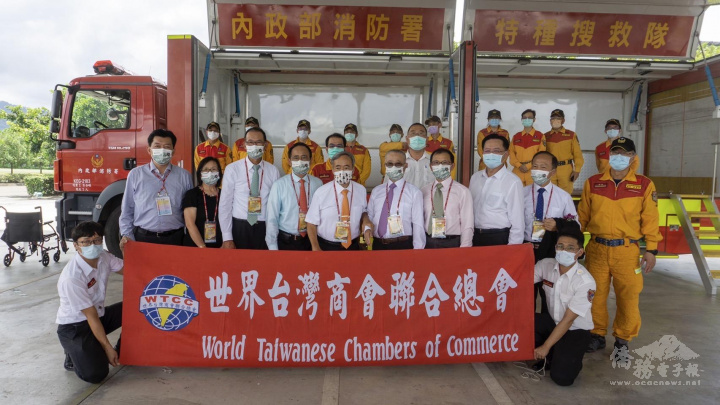 世總總會長王德(前排左4)、監事長張德輝(前排右5)、輔導總會長梁輝騰(前排左5)、第29屆總會長當選人黃行德(前排左3)、副總會長林奇雋(前排左1)、李訓銘(前排右2)、財務長張崧軒(前排右4)及諮詢委員曾金華(前排左2)代表出席捐贈消防設備儀式並參訪消防署訓練中心。