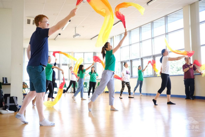 初學者在沈老師帶領下很快地學習到長飄扇舞蹈基本訓練