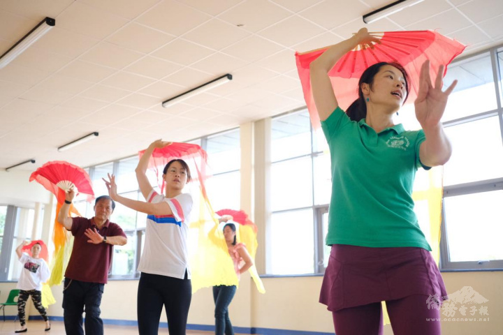華園中文學校的專業舞蹈教師沈怡伶(右1)帶舞