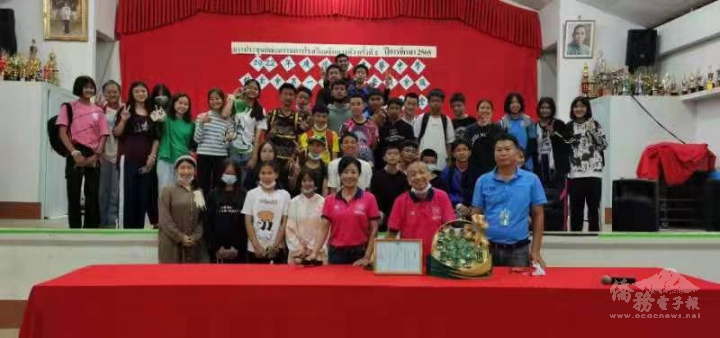 楊立德輔導泰北邊龍光華師生詞作攝影後合影