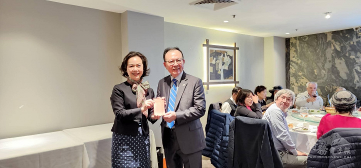 范惠君見證張琇雅捐贈新南威爾斯分會會務基金