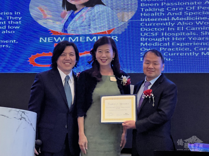 Fremont市長高敘加(中)贈賀狀給吳澄宜(右)