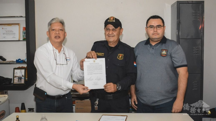 移捐三方於簽署文件後，共同合影留念，左起：東方市中華會館理事長司徒梓明、市警局交通隊隊長米格爾·馬斯特拉齊、掃黑小組組長維爾多·奧赫達(施宜宏提供）