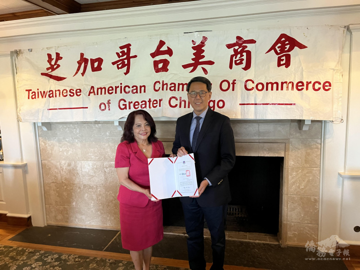 駐芝加哥辦事處處長姜森(右)致頒僑委會賀狀給新任會長項邦珍(左)
