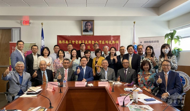 童振源與邱俊邦國策顧問、北美洲臺灣人工程師協會余金榜總會長、另有美華科技協會賴積裕名譽會長、全球玉山科技協會陳鈞亞名譽總會長、美山科技協會陳潤吾名譽會長、楊子彬會長及矽谷臺美產業科技協會李俞瑩會長、葉俊雄顧問等矽谷科技僑團合影