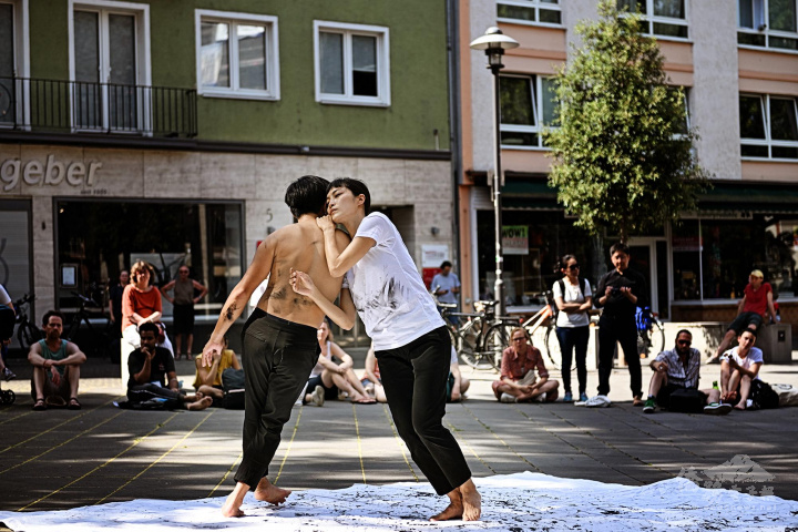 德國展演將《捺撇》由劇場黑盒子搬至露天場域 © Tanzkongress 2022 / Andreas Etter  