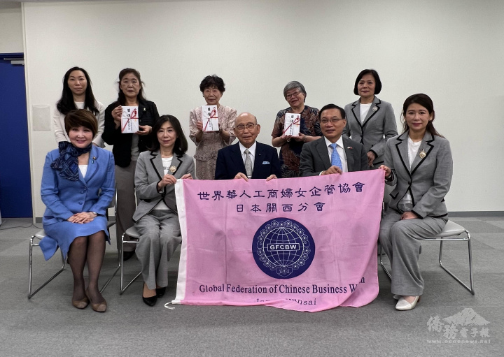 世華日本關西分會捐款予社福機構，第一排左起：野田彰子、劉雯玲、樋口峰夫、張永賢、林伊曼、王玲玲(第二排右)