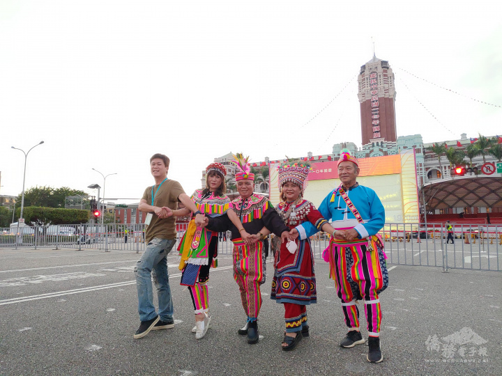 Chiang Chin-hsiang and 2nd Generation Falangao Singing Group and Ji Dong of The Chairman per-form at the 2021 National Day celebrations. (Provided by The Chairman)