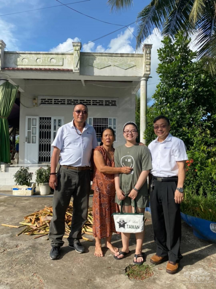 越南僑界關懷救助協會秘書長劉曲子、理事白漢鵬到越南薄寮省探視許小妹致贈僑委會「熊愛臺灣愛心能量包」，讓海外感受到臺灣的愛心正能量