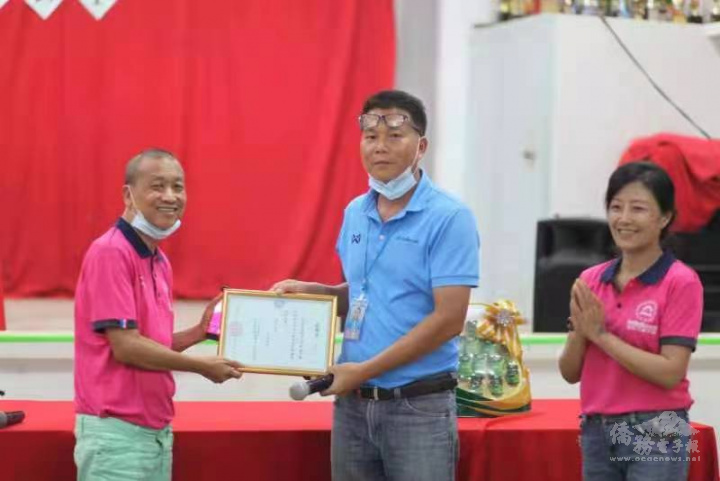 泰北邊龍光華中學校長沈開良（右）向楊立德致贈感謝狀