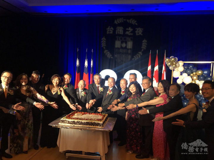 卑詩省臺灣商會歷任會長共同切慶祝30周年蛋糕