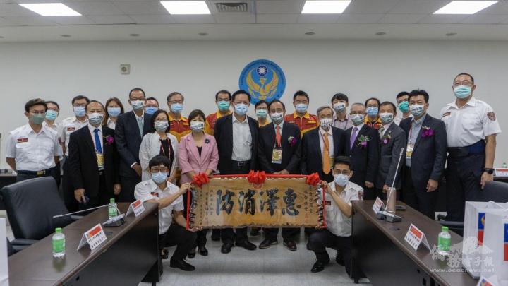 消防署長蕭煥章（前排左6）頒贈匾額感謝世界臺商總會。