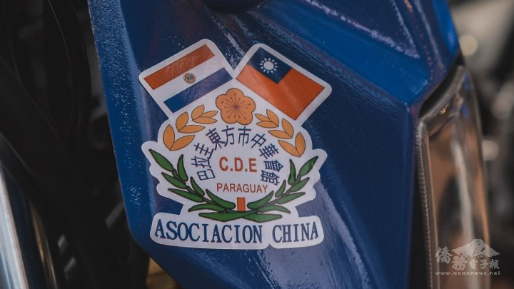 兩輛機動摩托車均貼有兩國國旗及東方市中華會館會徽圖像（東方市市政府提供）