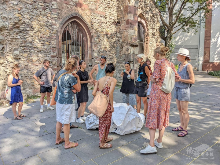 演出結束後，德國民眾好奇地觀看舞作於宣紙上留下的水墨痕跡 © MOC