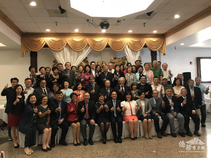 A group photo at the banquet held by overseas community leaders in the Greater Washington area to welcome OCAC Deputy Minister Hsu, Chia-Ching