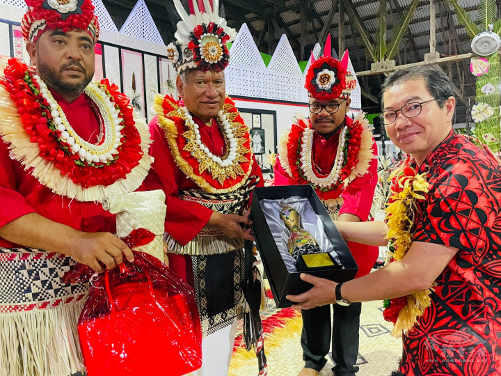 蕭勝中代表外交部長吳釗燮致贈「金彩有餘葫蘆天燈瓶」