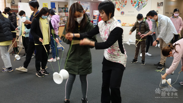 在老師指導下掌握基本扯鈴訣竅