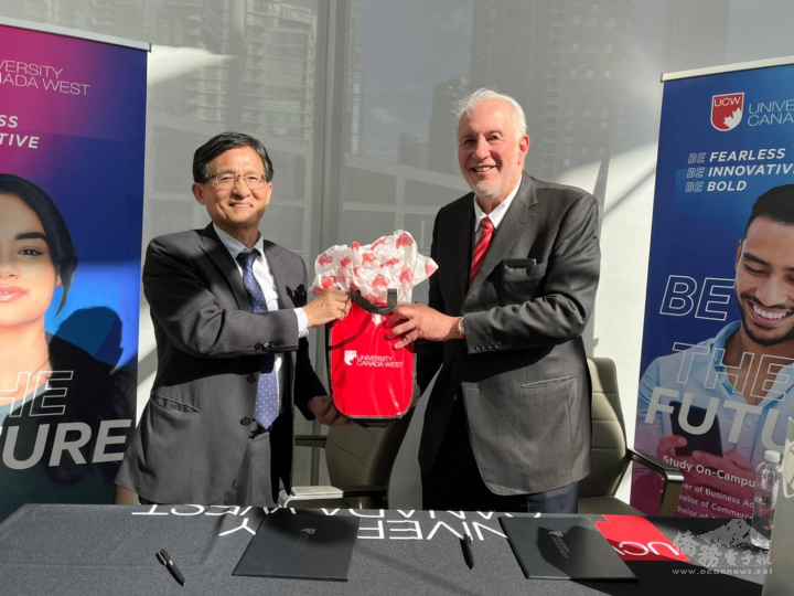 王昭雄副校長(左)、UCW的Sheldon Levy校長(右)