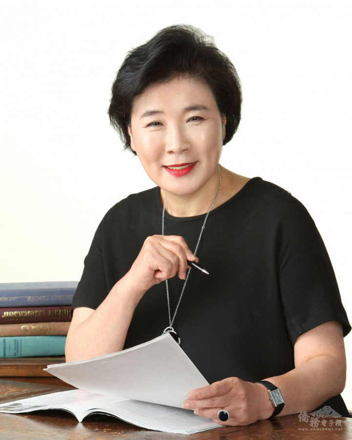 韓國華僑崔愛英榮獲2022年第9屆華冠獎