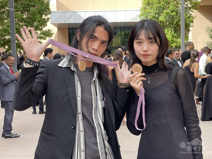 Designers Li Jheng-han (left) and Yu Wei (right) won the Best Recording Package at the 64th Grammy Awards in April this year. (Provided by Li Jheng-han)