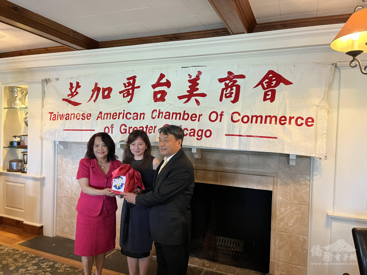 芝加哥臺美商會在前任會長楊于萱(中)監交下，由卸任會長陳聰能(右)將印信交給新任會長項邦珍(左)