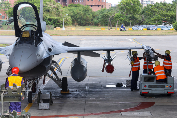 空軍花蓮第五戰術混合聯隊17日公開展示F16V戰機「潛力裝掛」作業，由地勤人員將魚叉飛彈、AIM-120先進中程空對空飛彈等戰備武器掛載上機。